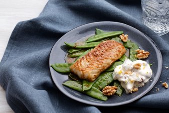 Pescado frito con yogur y salsa de nueces