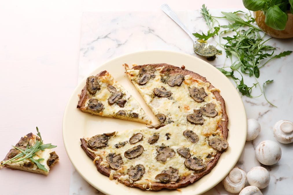 Pizza keto blanca con champiñones y pesto