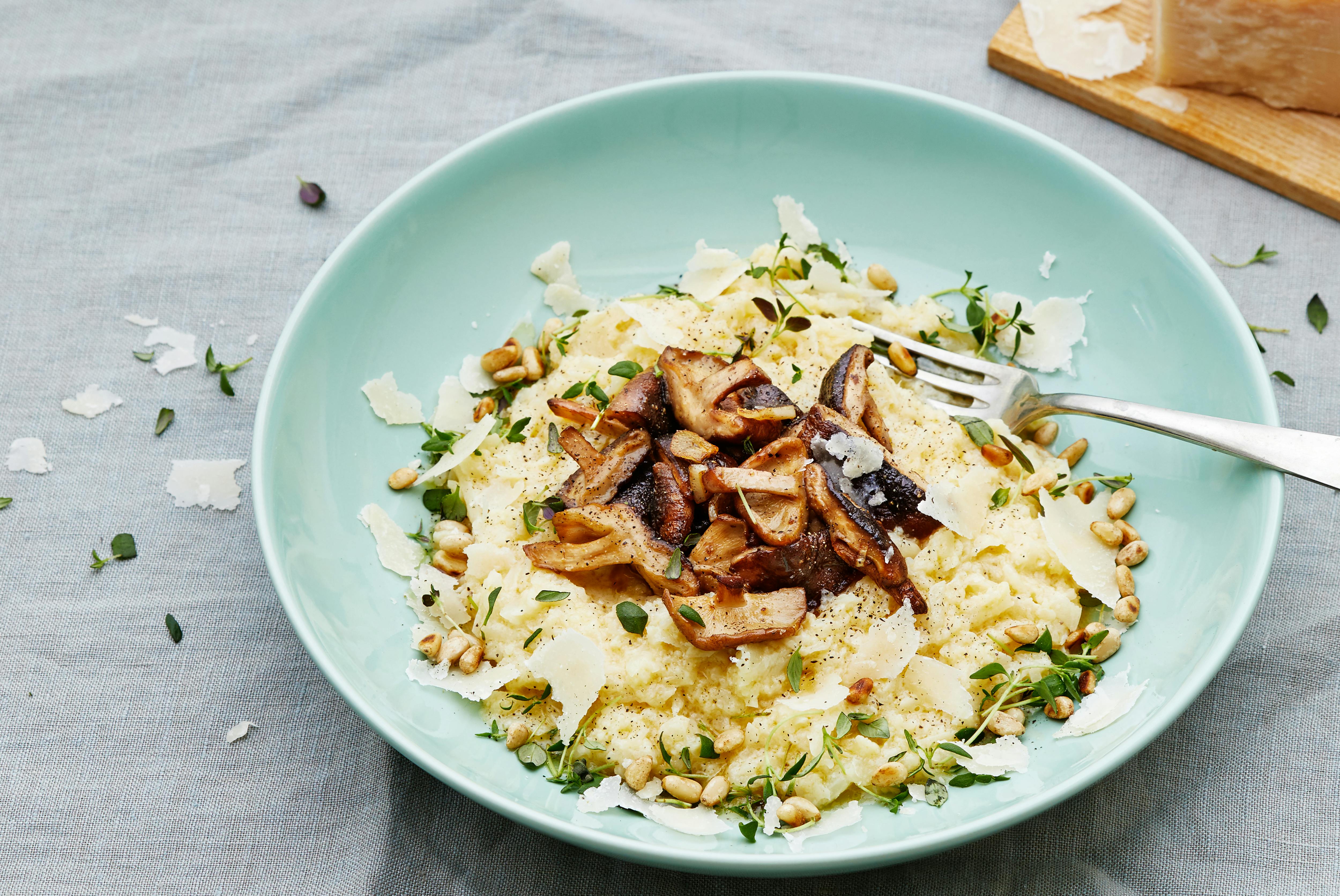 Risotto cremoso bajo en carbos de coliflor y setas