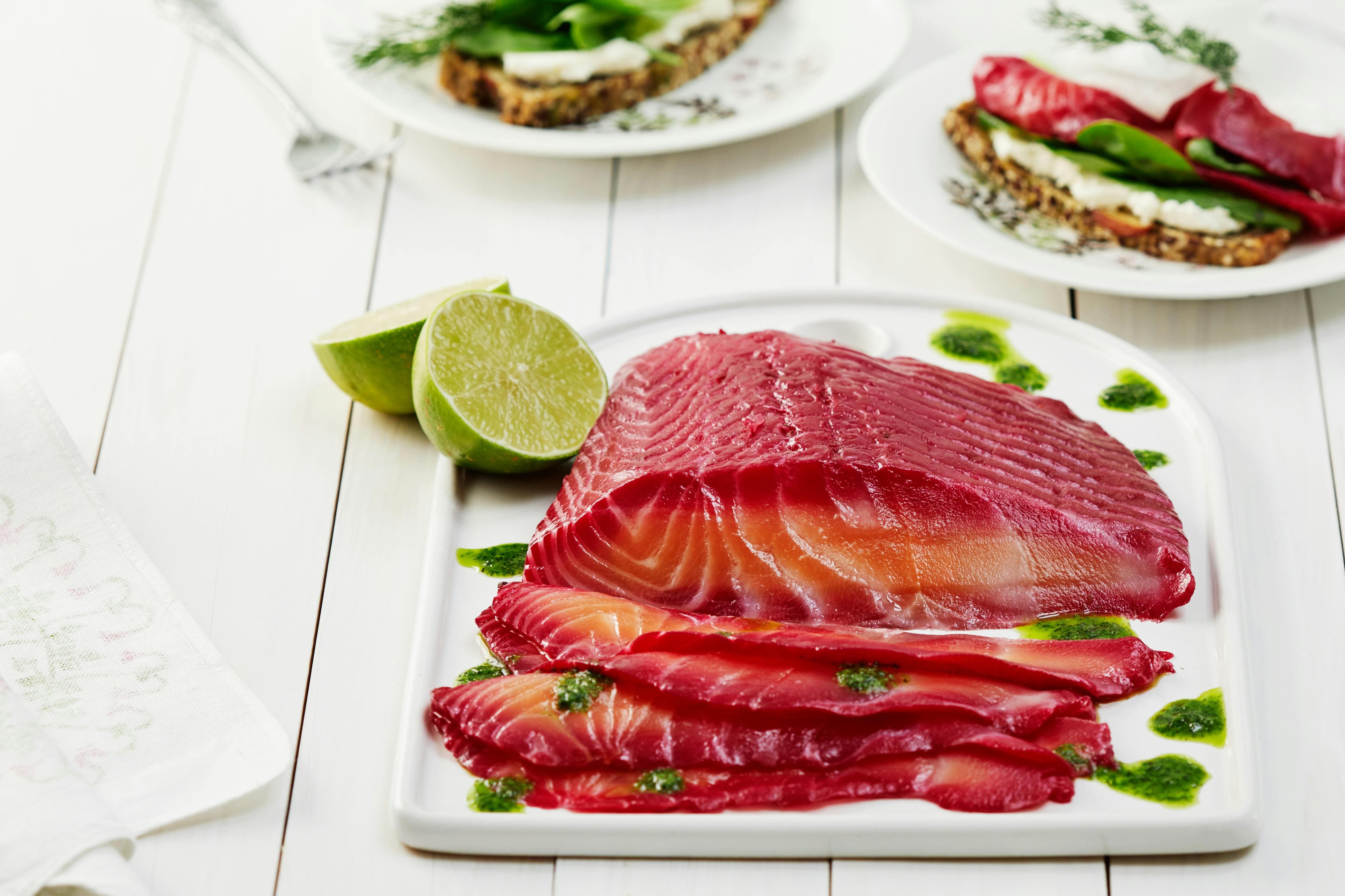 Salmón curado con remolacha y aceite de eneldo