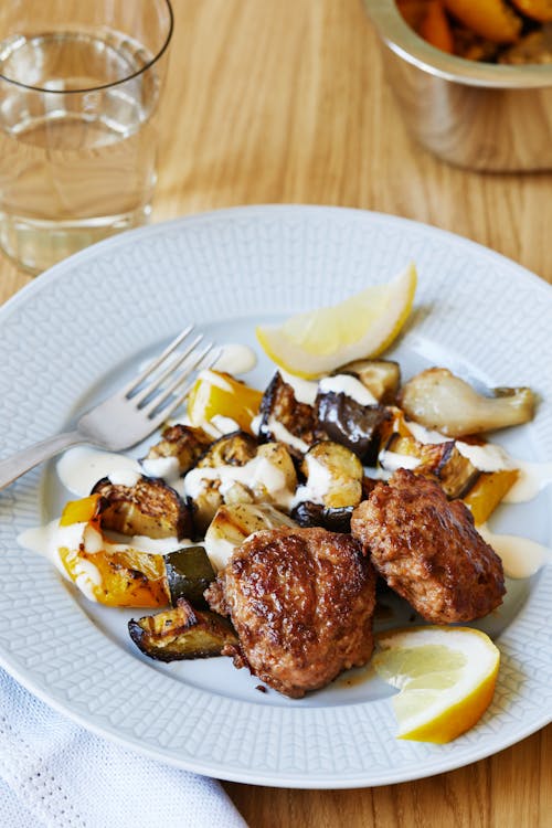 Medallones picantes de pavo con aderezo de tahini