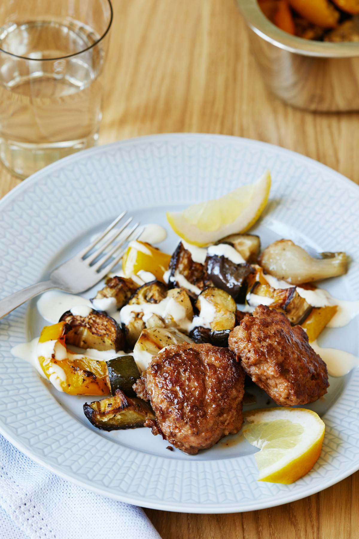 Medallones picantes de pavo con aderezo de tahini