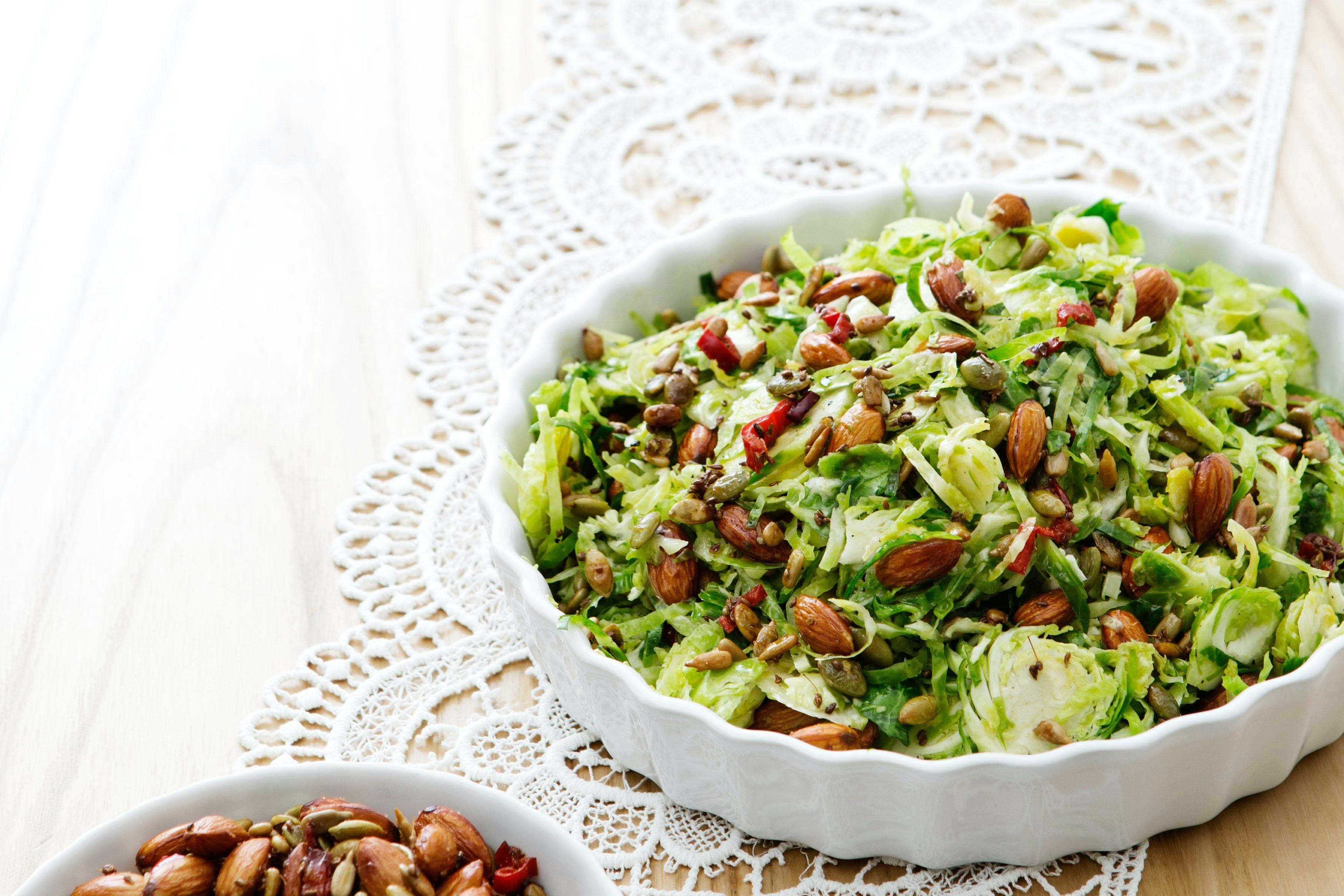 Ensalada Crujiente de Coles de Bruselas con Limón