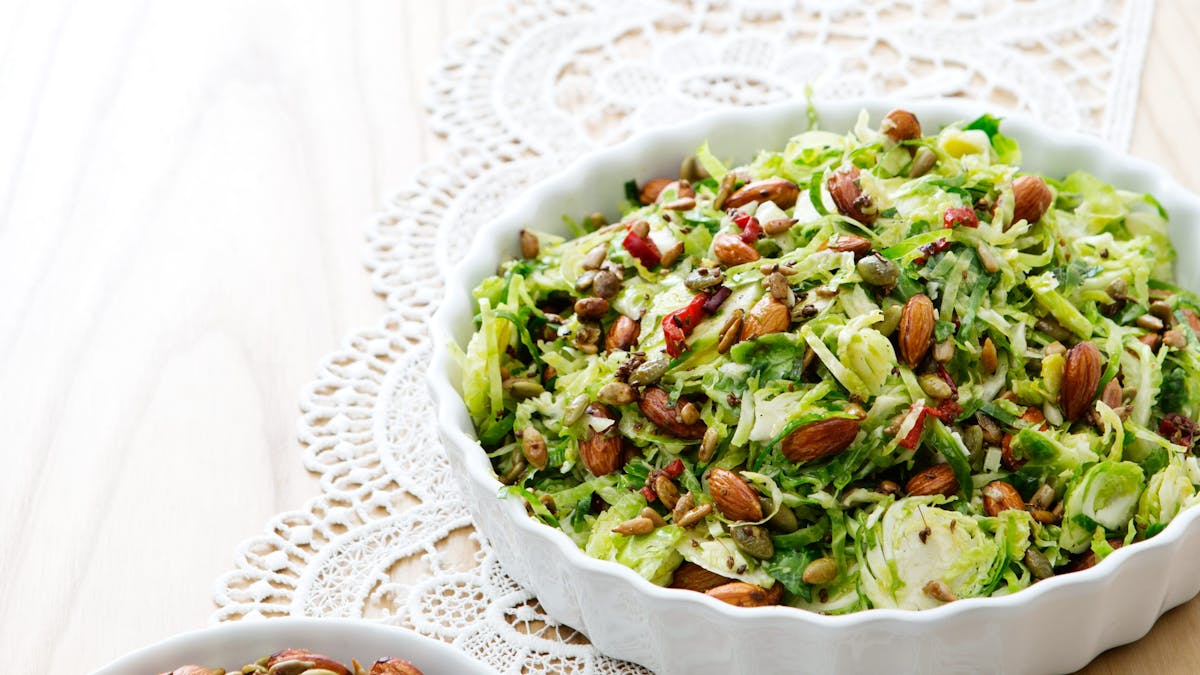 Ensalada Crujiente de Coles de Bruselas con Limón