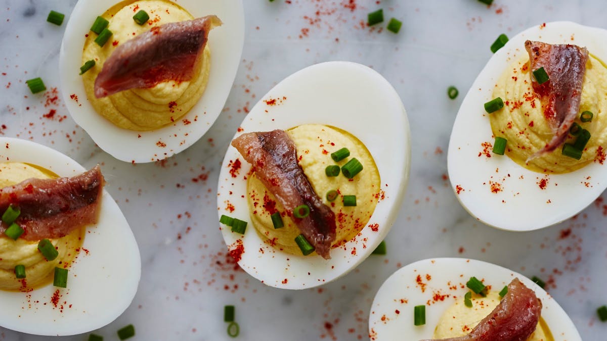 Huevos rellenos con anchoas y romero