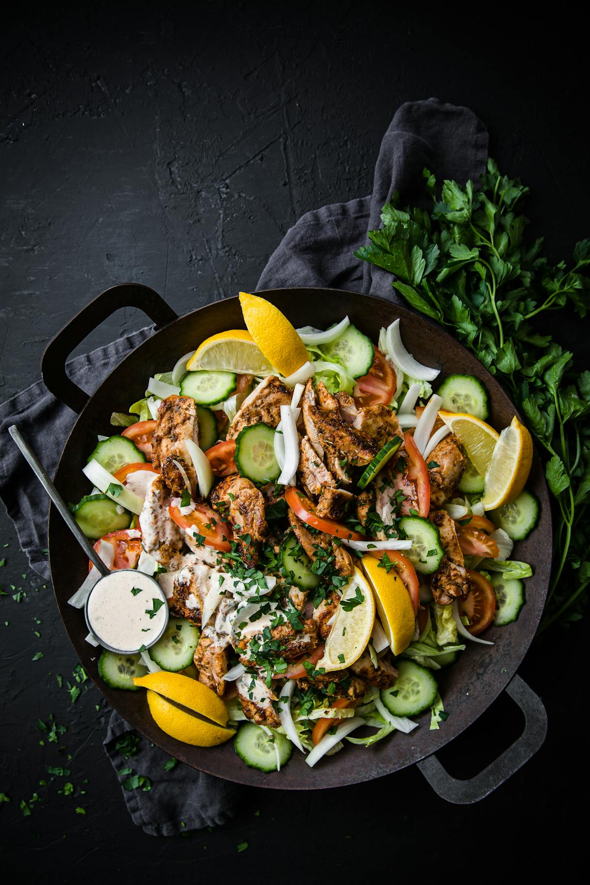 Ensalada gyros keto, con pollo y aderezo de limón y ajo