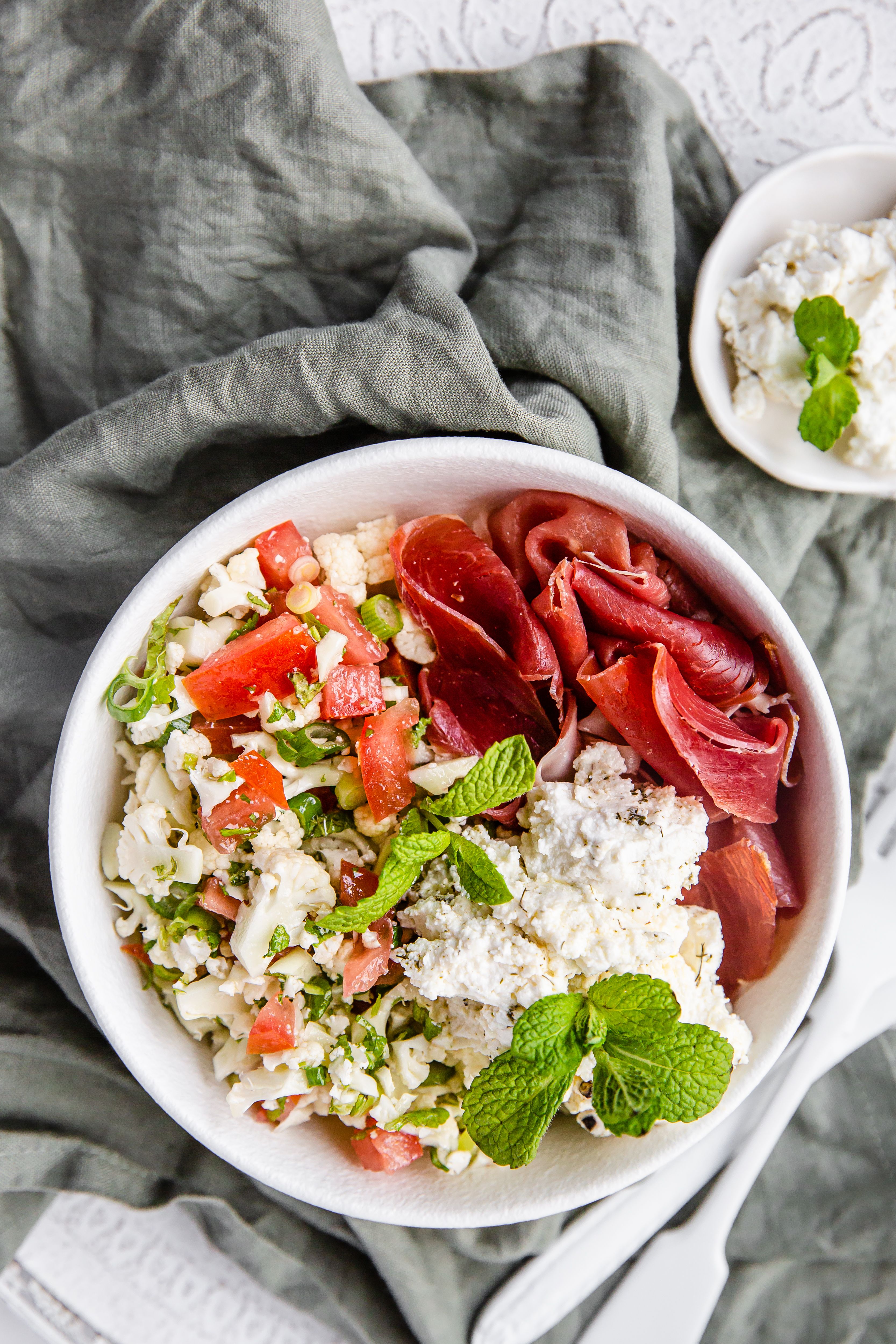 Tabbouleh de coliflor con queso feta y jamón curado