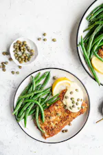 Milanesa keto de pollo con judías verdes