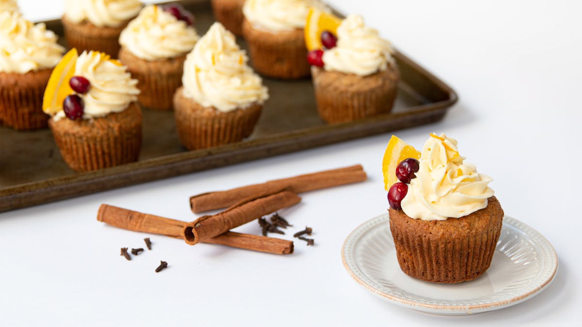 Cupcakes navideños keto con glaseado de naranja