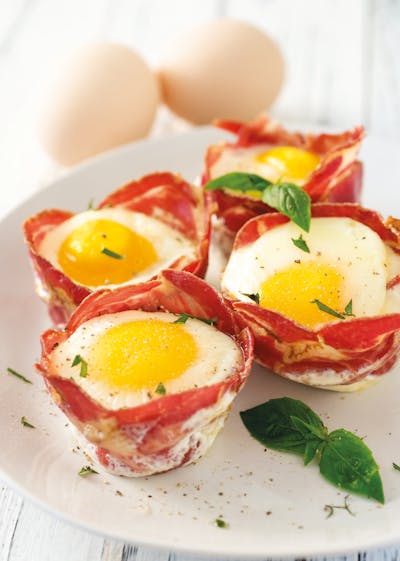 Huevos en tazas de jamón