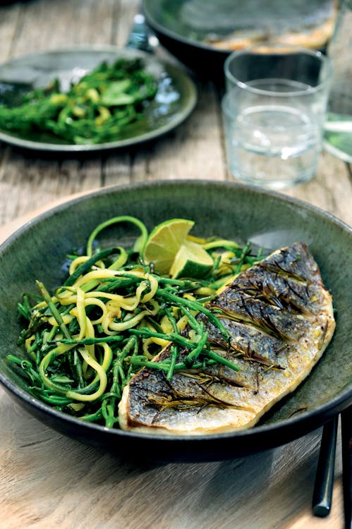 Lubina con calabacín y salicornia