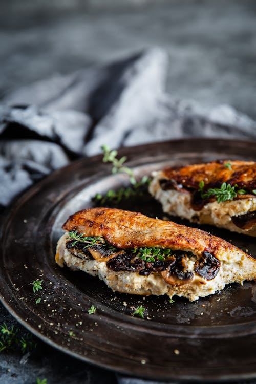 Pechugas de pollo rellenas de champiñones y queso ricota