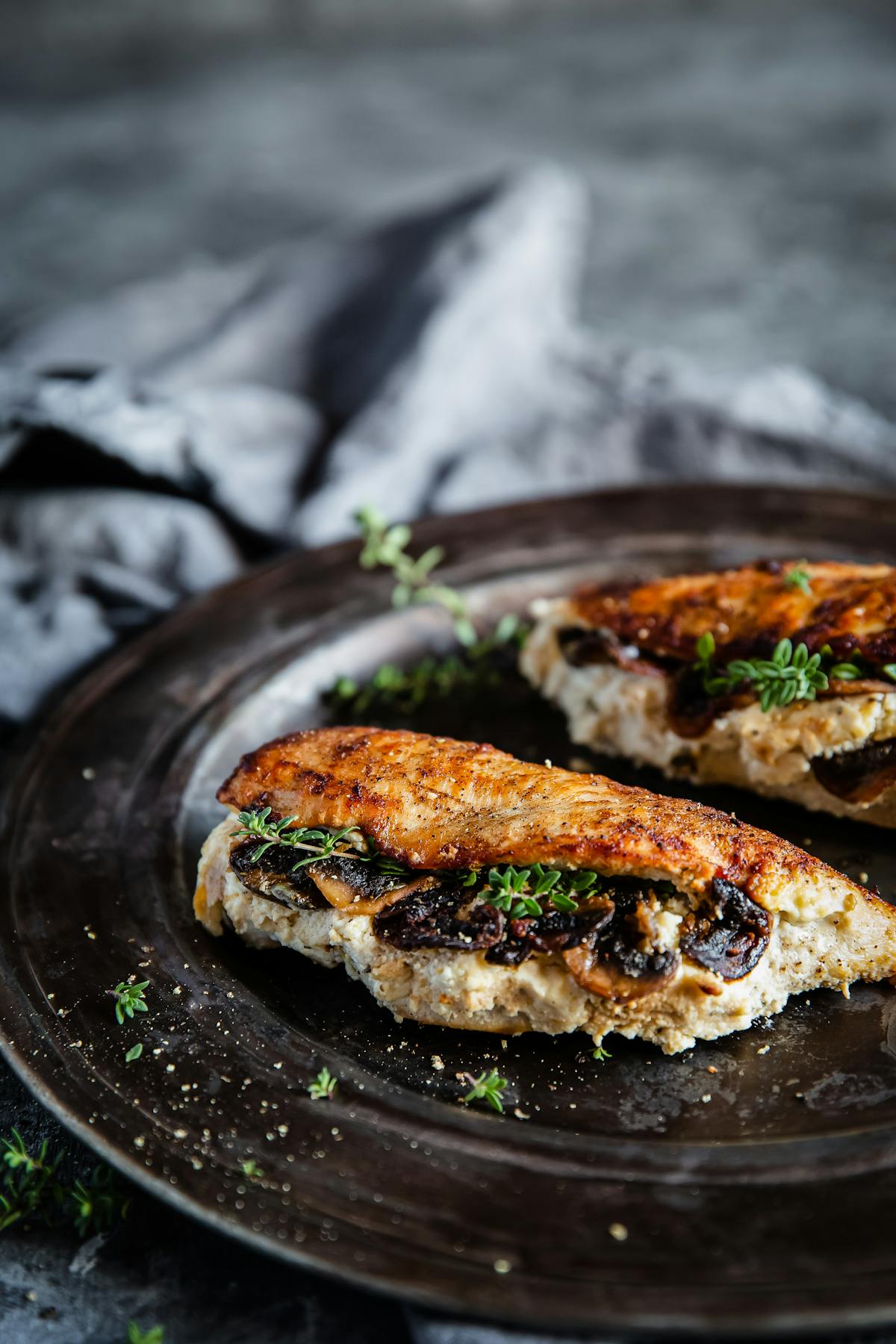 Pechugas de pollo rellenas de champiñones y queso ricota