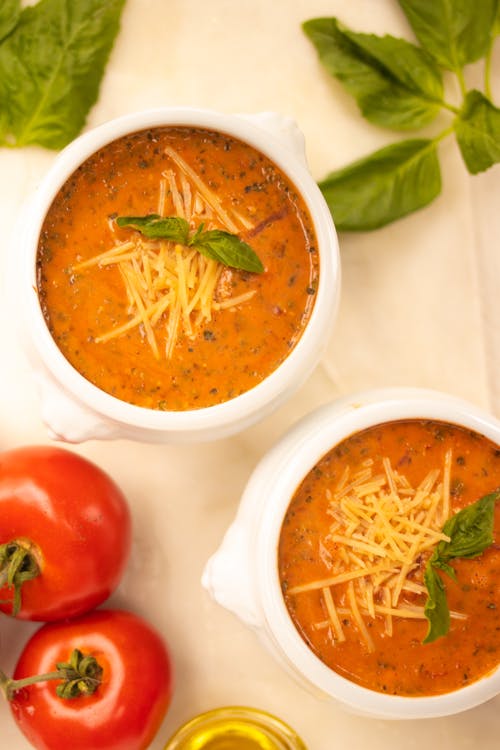 Sopa de tomate, albahaca y queso parmesano