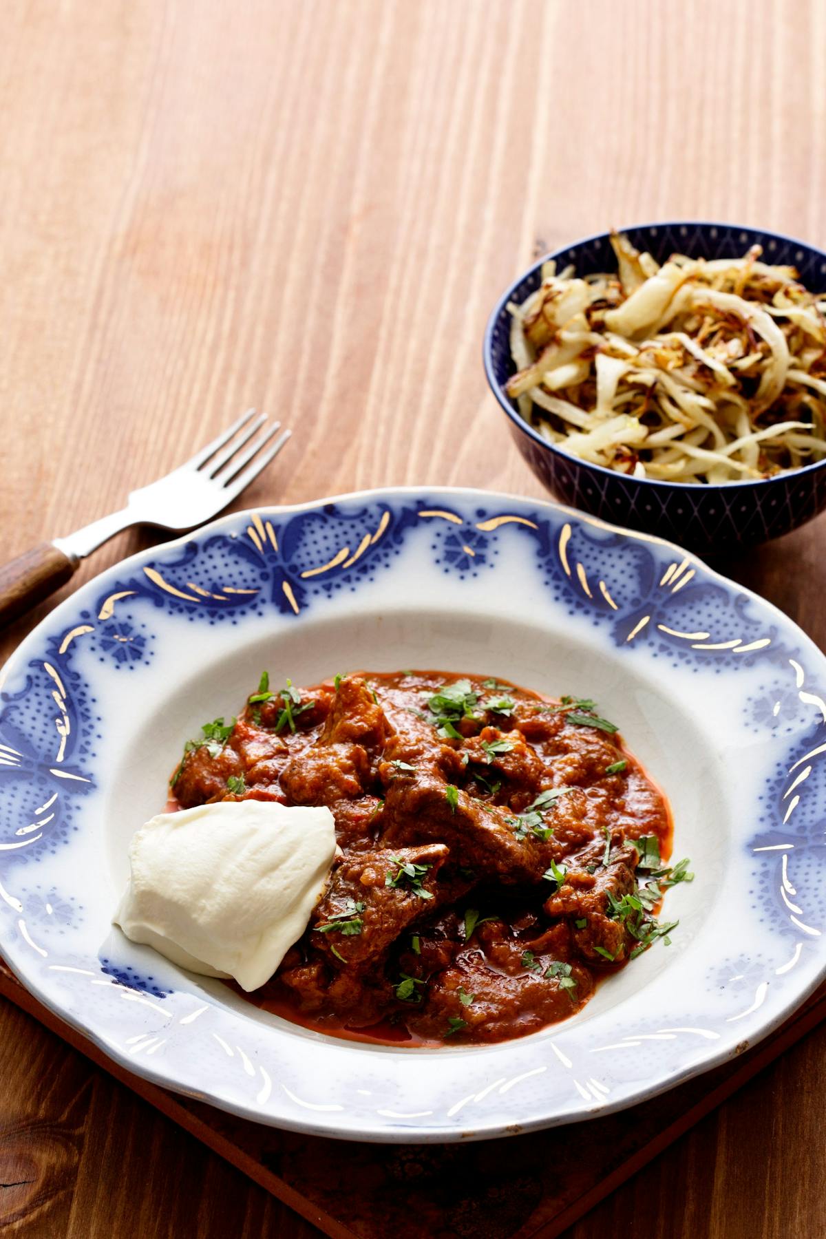 Gulash low-carb con repollo frito en mantequilla
