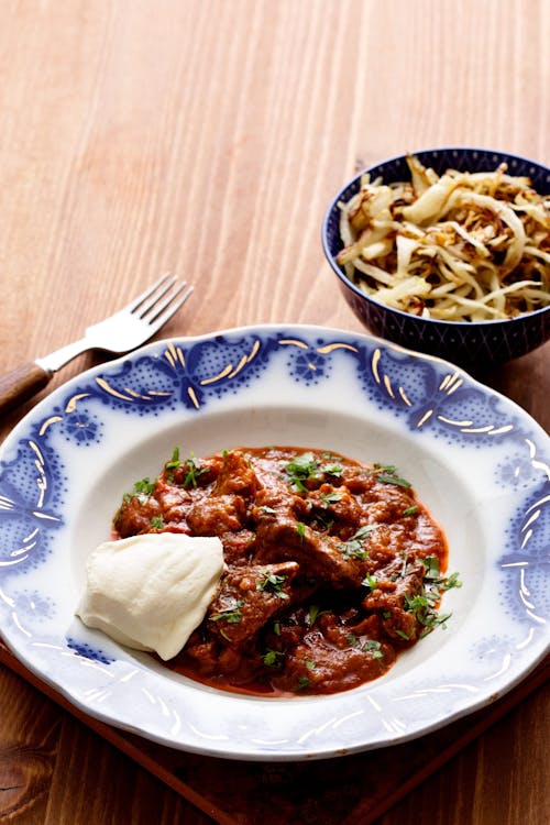 Gulash low-carb con repollo frito en mantequilla