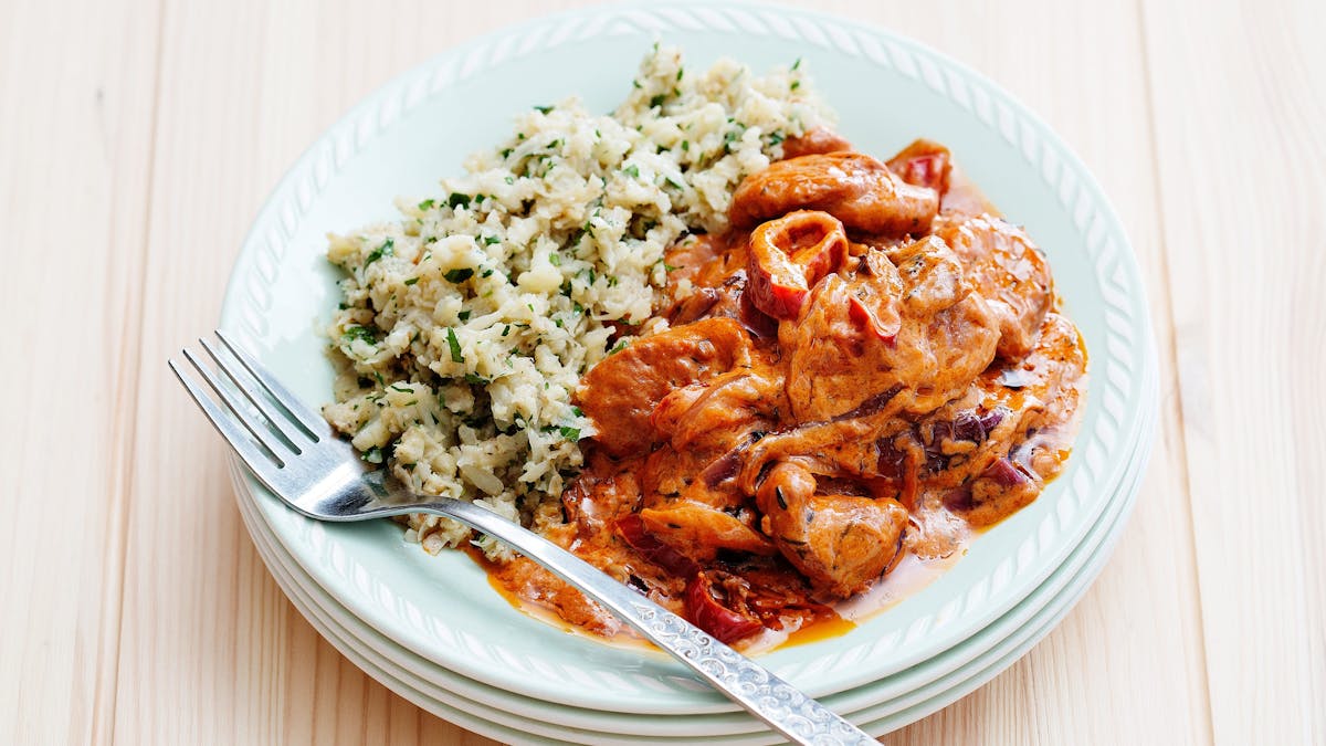 Strogonoff de chorizo con arroz de coliflor y perejil