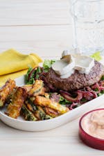 Hamburguesa keto con queso de cabra y chips de calabacín