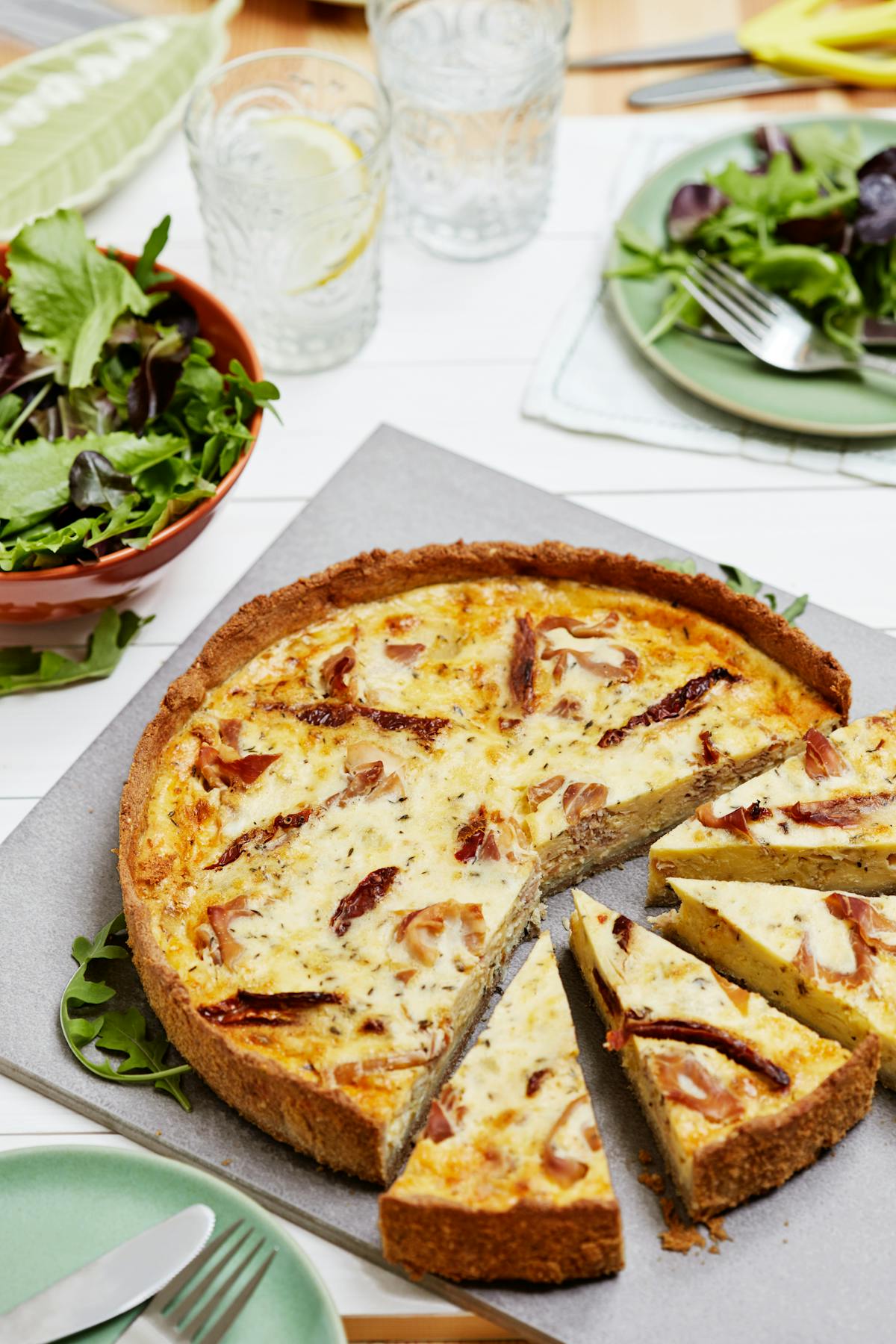Quiche sin gluten de jamón, queso y tomates secos
