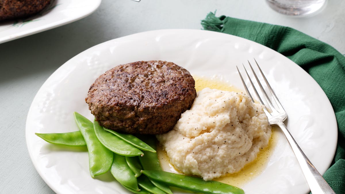 Hamburguesa de ternera con puré de raíz de apio y guisantes dulces