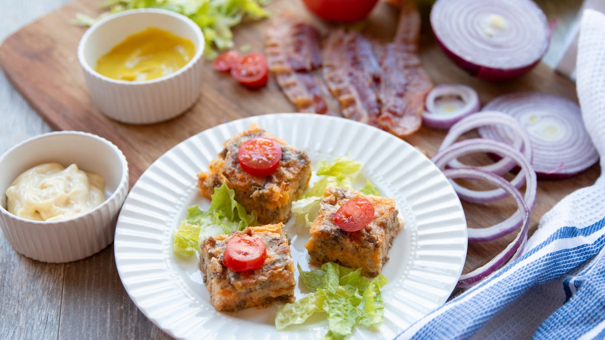 Gratinado de hamburguesa keto doble de queso con bacon