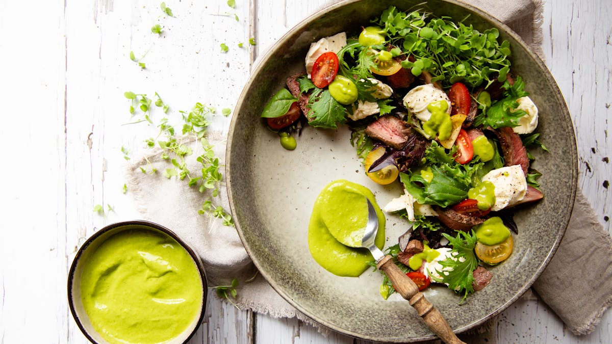 Ensalada keto de carne con mozzarella y tomate