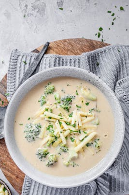 Sopa de brócoli con queso cheddar