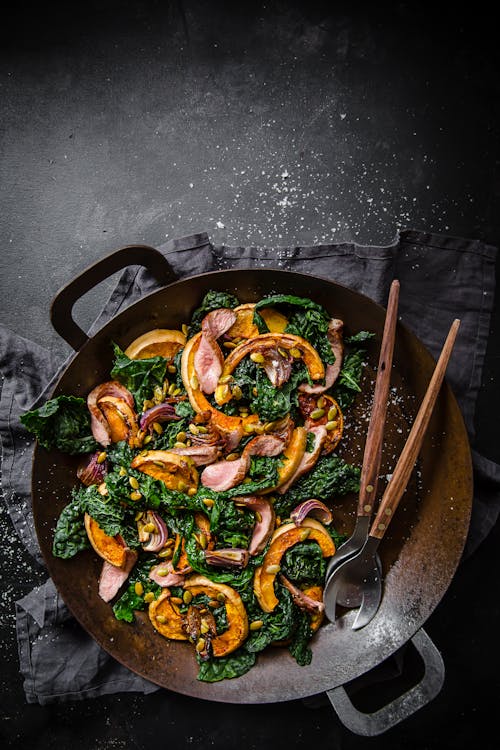 Ensalada de calabaza asada, col rizada y cordero