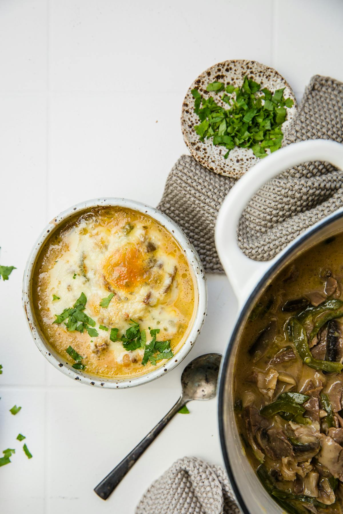 Sopa low-carb de carne y queso