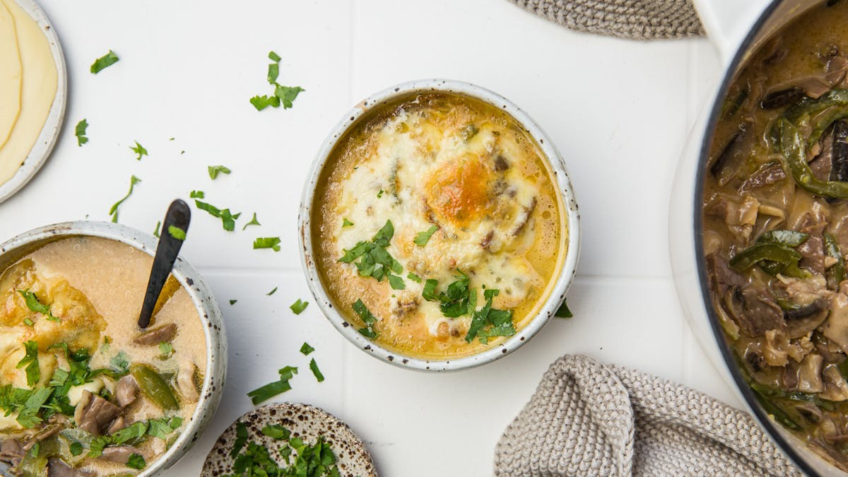 Sopa low-carb de carne y queso