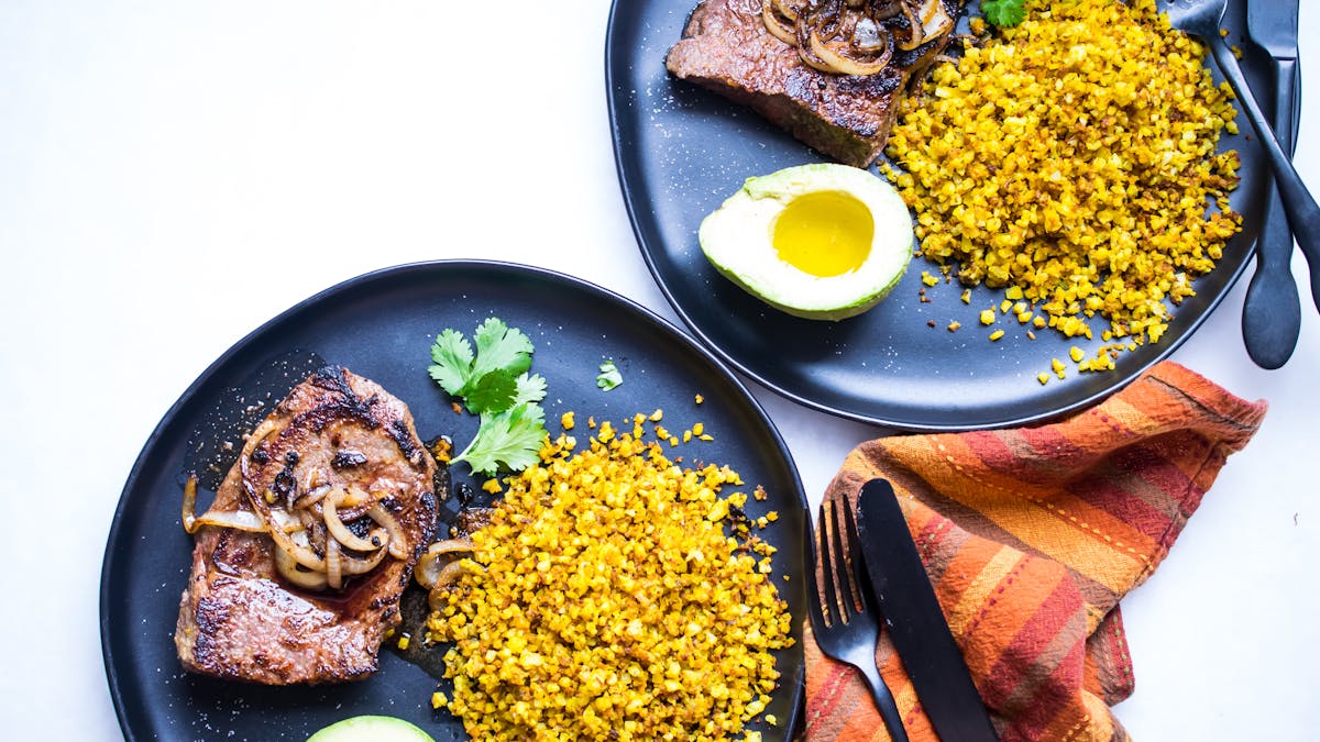 Bistec a la plancha con arroz amarillo