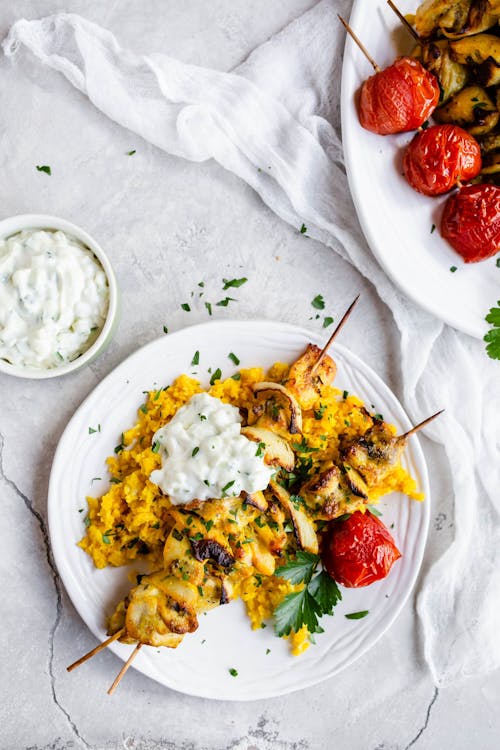 Brochetas de pollo persas con "colirroz" y salsa de ajo