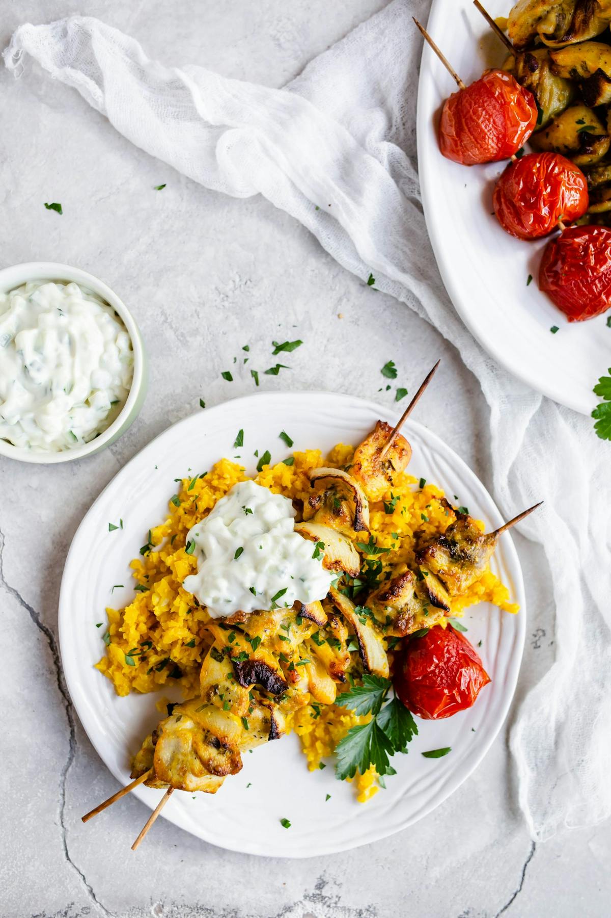 Brochetas de pollo persas con "colirroz" y salsa de ajo