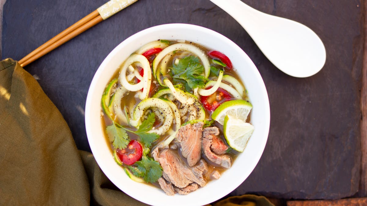 Sopa pho de carne de res con zoodles