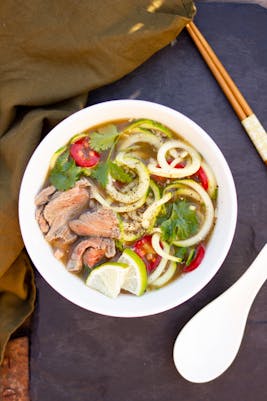 Sopa pho de carne de res con zoodles