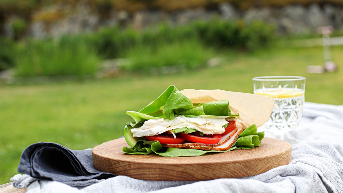 "Bocadillo" de pavo y queso brie con lechuga