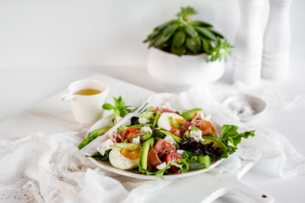 Ensalada mediterránea con jamón curado