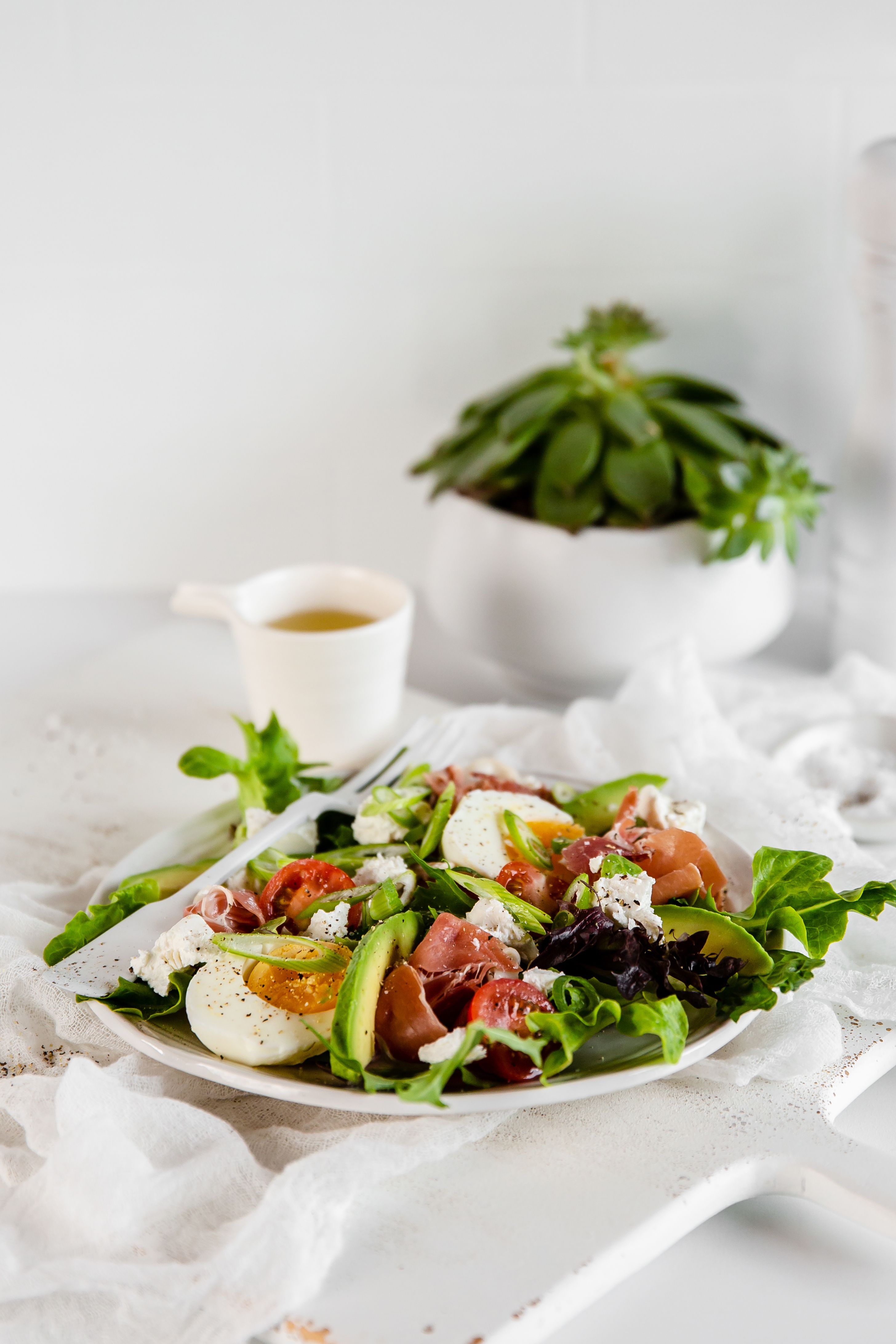 Ensalada mediterránea con jamón curado