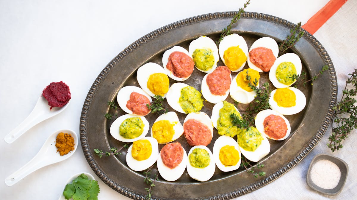 Huevos rellenos de primavera