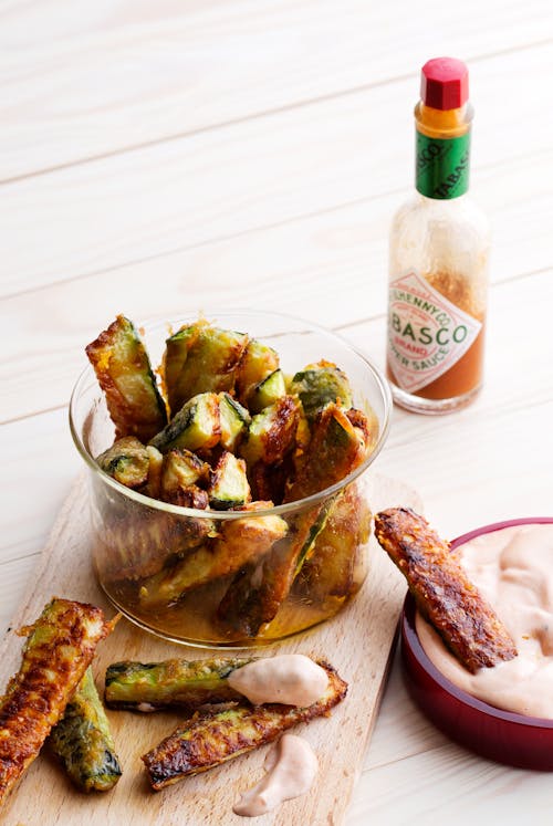 "Papas" fritas de calabacín con mayonesa picante