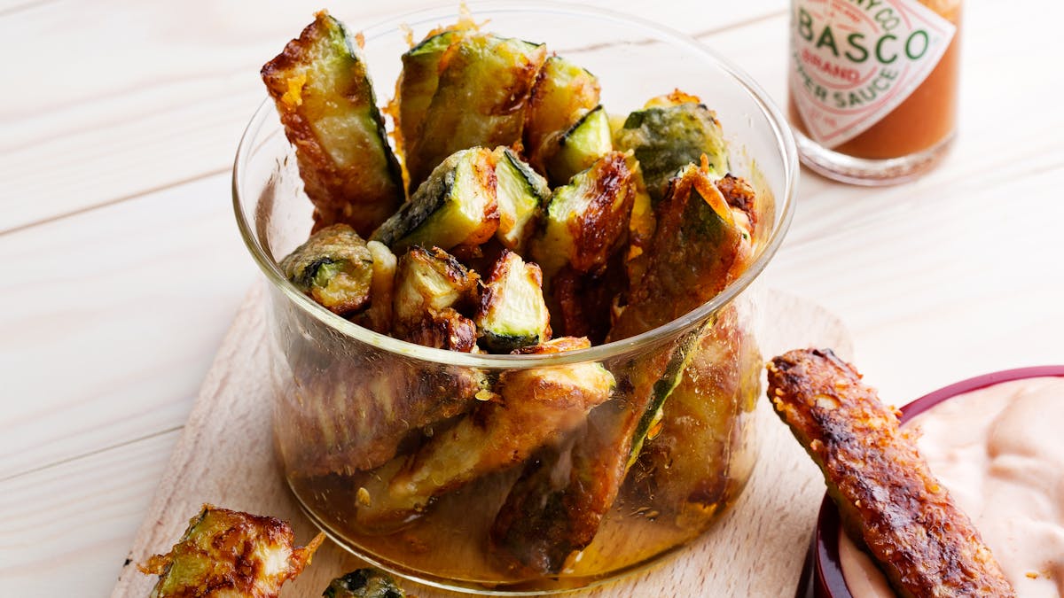 "Papas" fritas de calabacín con mayonesa picante