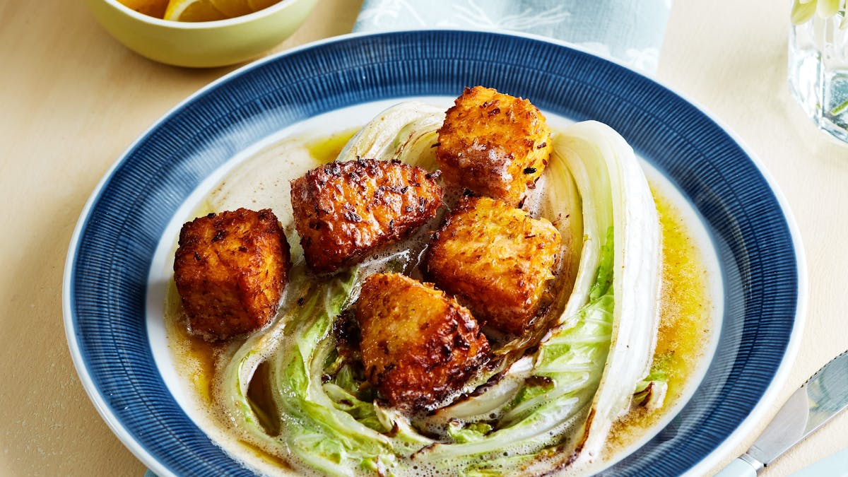 Salmón keto al coco con repollo chino