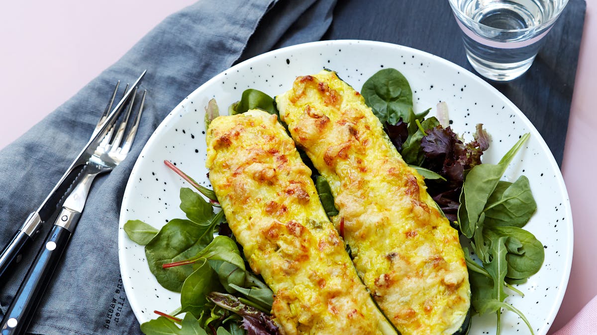 Barcas low-carb de calabacín con pollo al curry