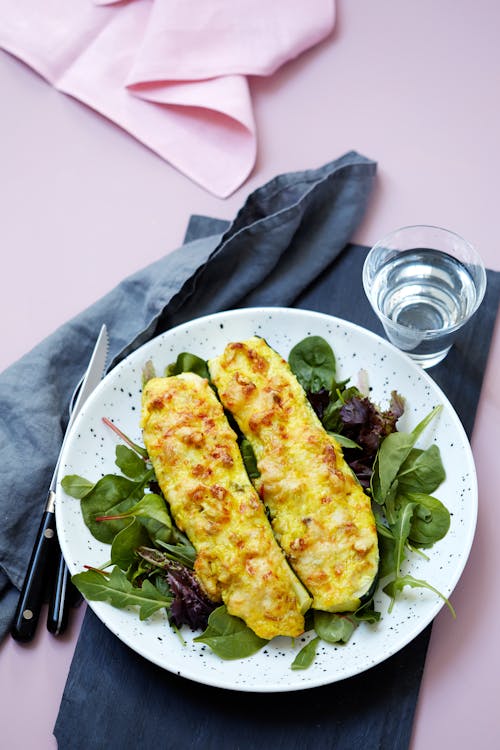 Barcas low-carb de calabacín con pollo al curry