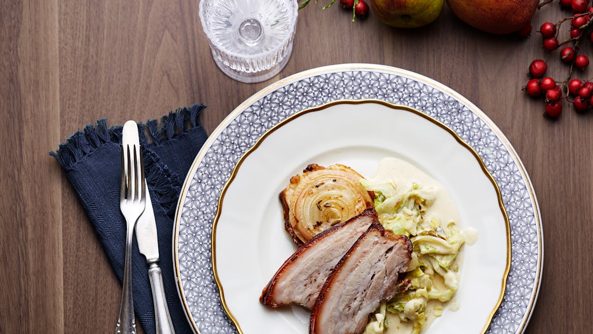 Panceta asada con repollo cremoso