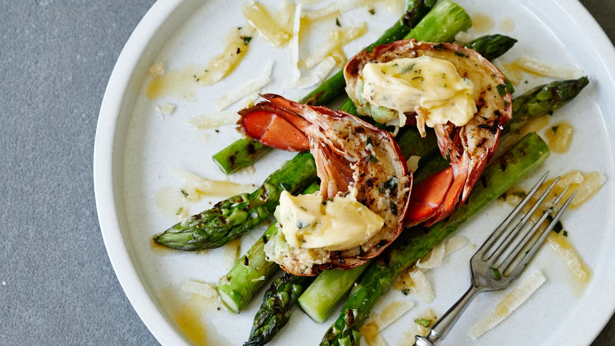 Cola de langosta parrillada con mantequilla de estragón.