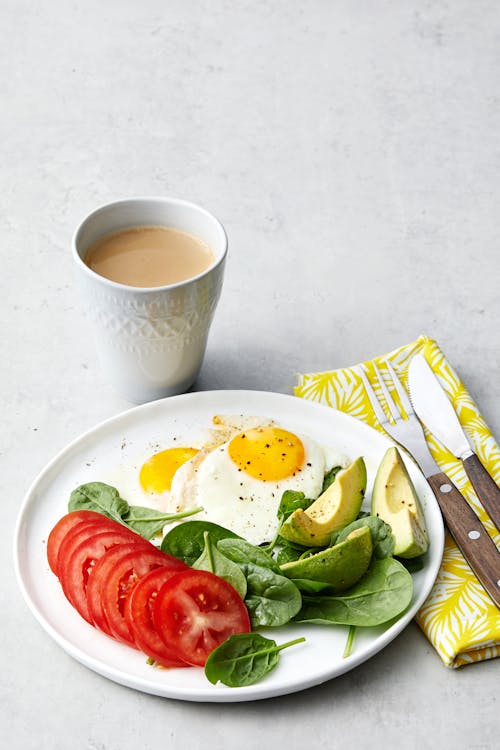 Desayuno low-carb sencillo con huevos fritos y verduras
