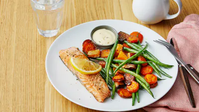 Salmón al horno con verduras y salsa holandesa