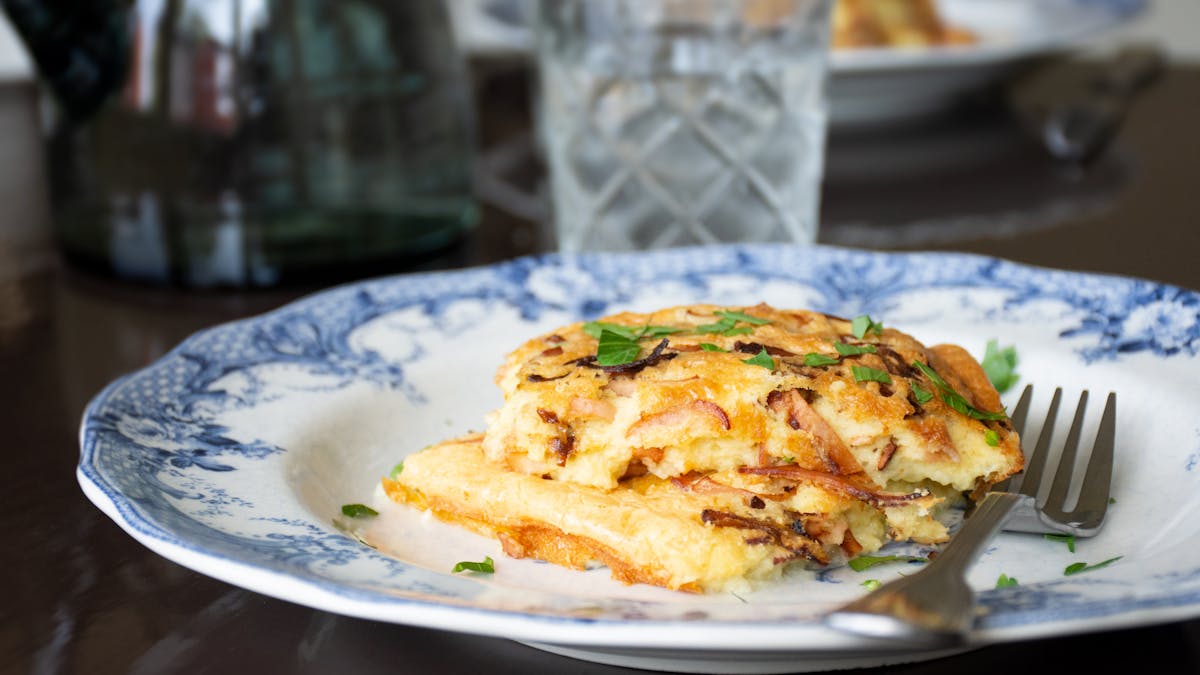 Panqueque keto al horno con bacon y cebolla