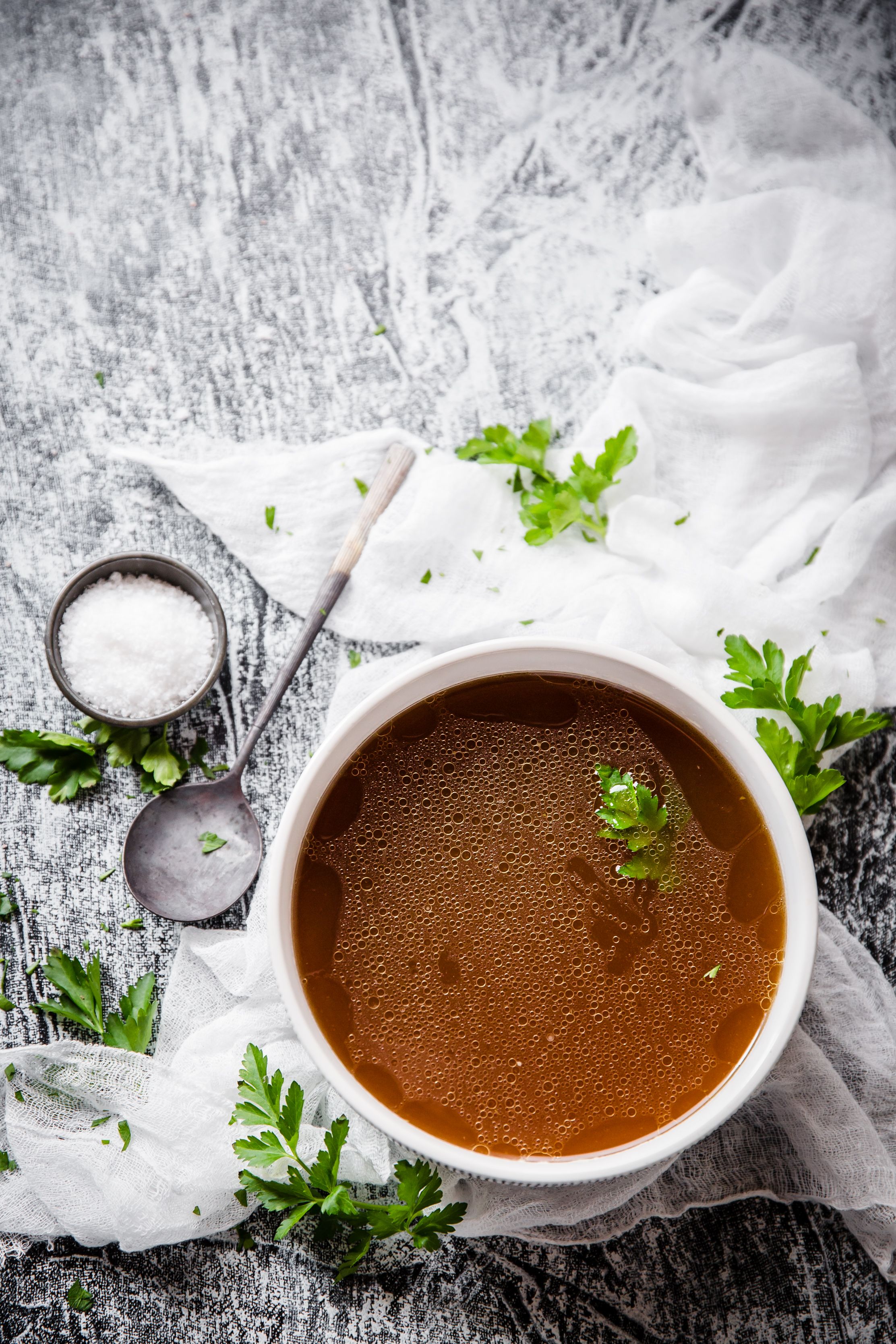 Caldo de huesos a fuego lento: ¡de tres formas!